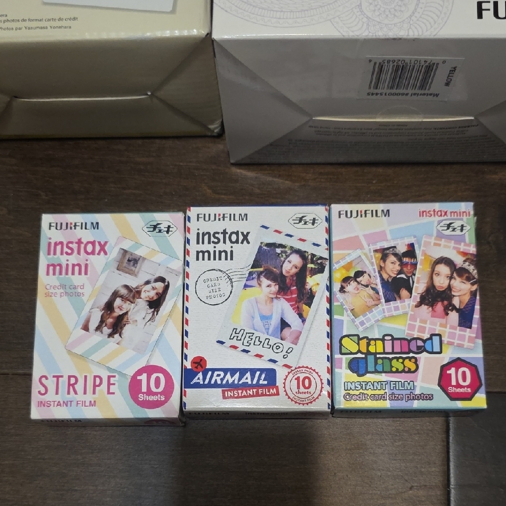 Fujifilm Instax Mini 8 in Bright Yellow with Accessories - Picture 7 of 7